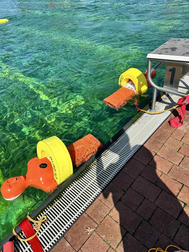 Schwimmbecken mit Rettungspuppen