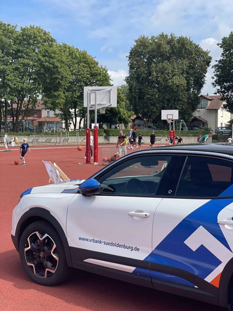 VR Auto auf Sportplatz