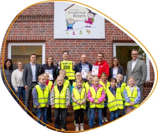 Schulklasse mit gelben Warnwesten